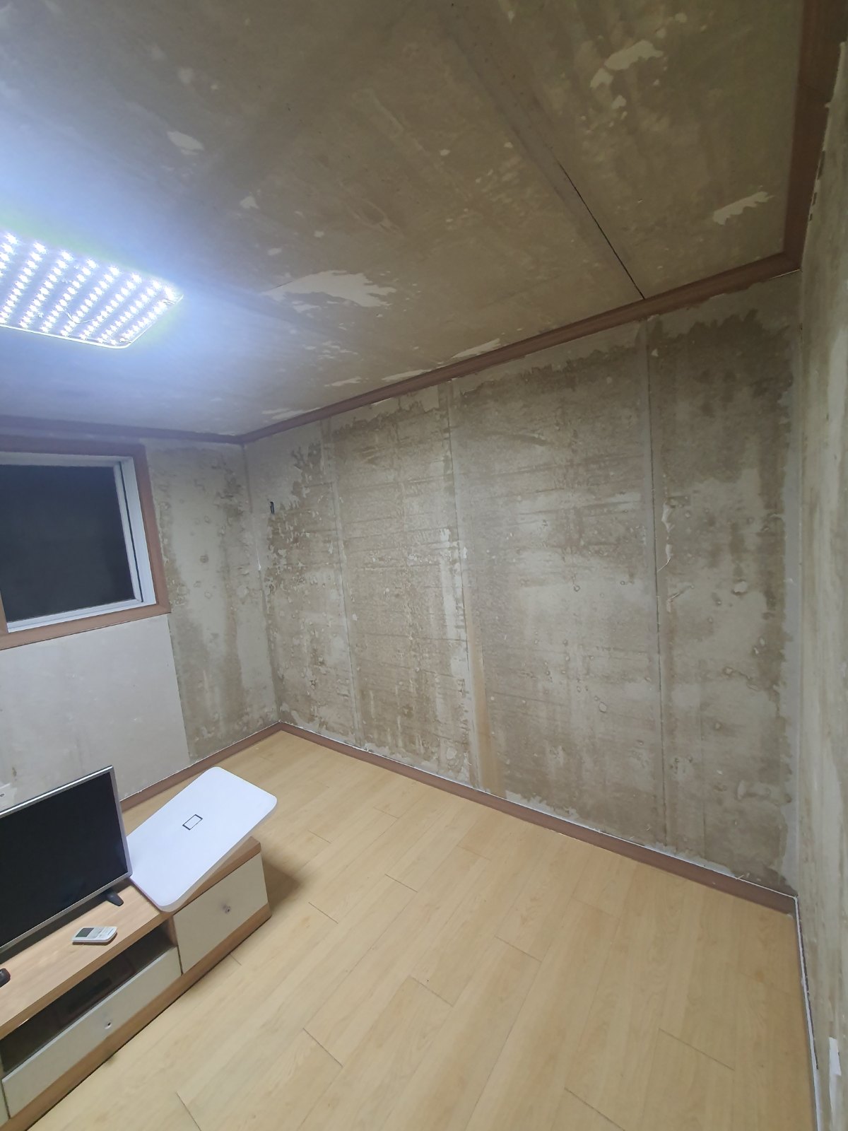 청소 후 드러난 방 벽면과 천장의 바탕면