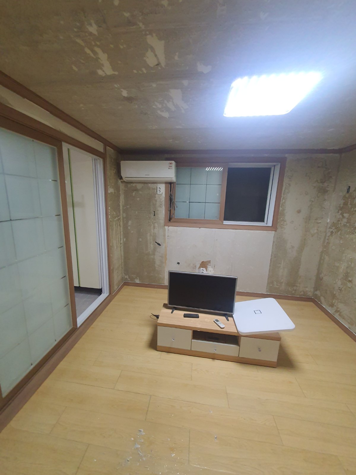 곰팡이 오염이 줄어든 방 천장과 창 주변