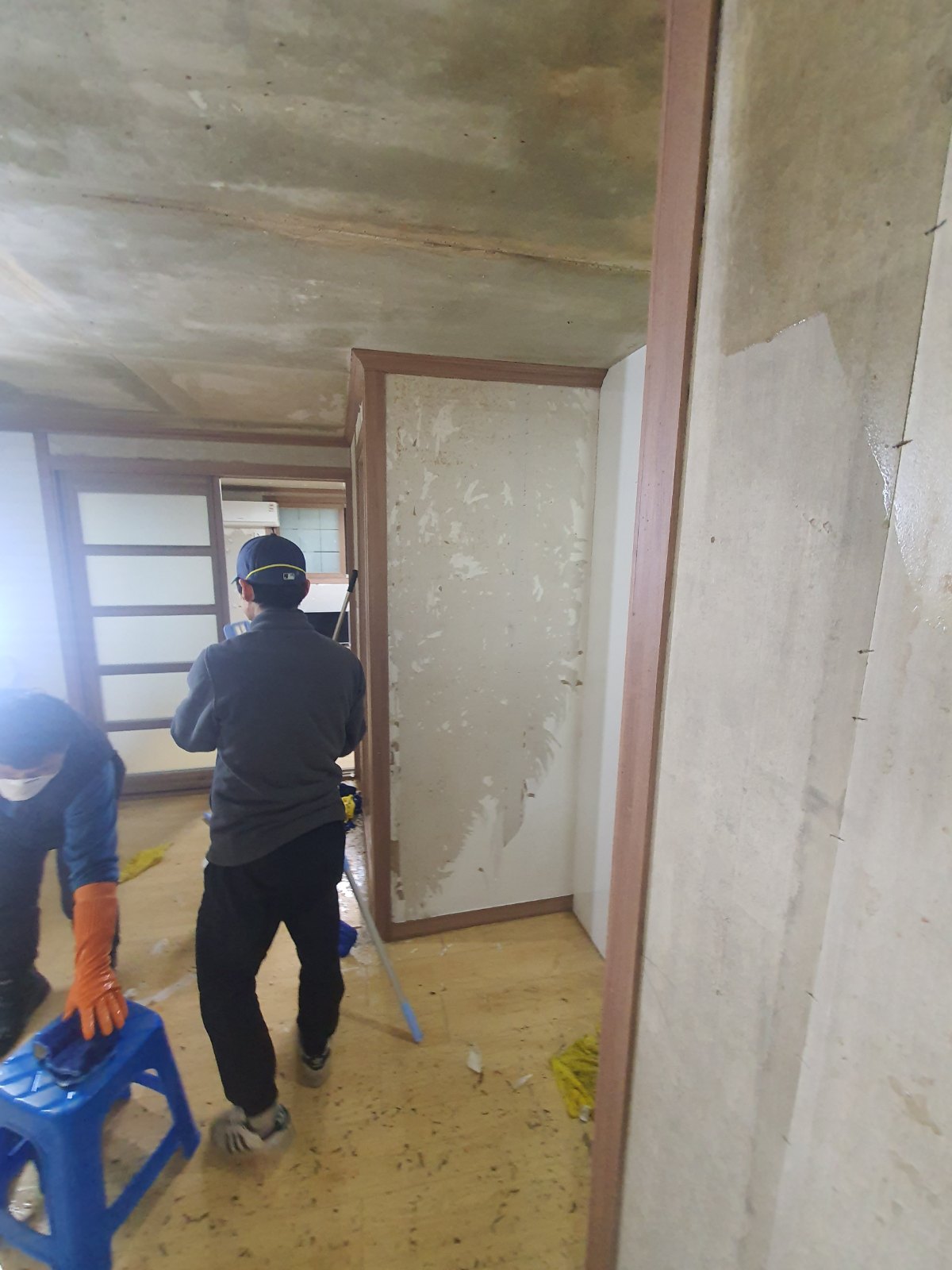 실내 청소 중 벽면과 바닥 상태