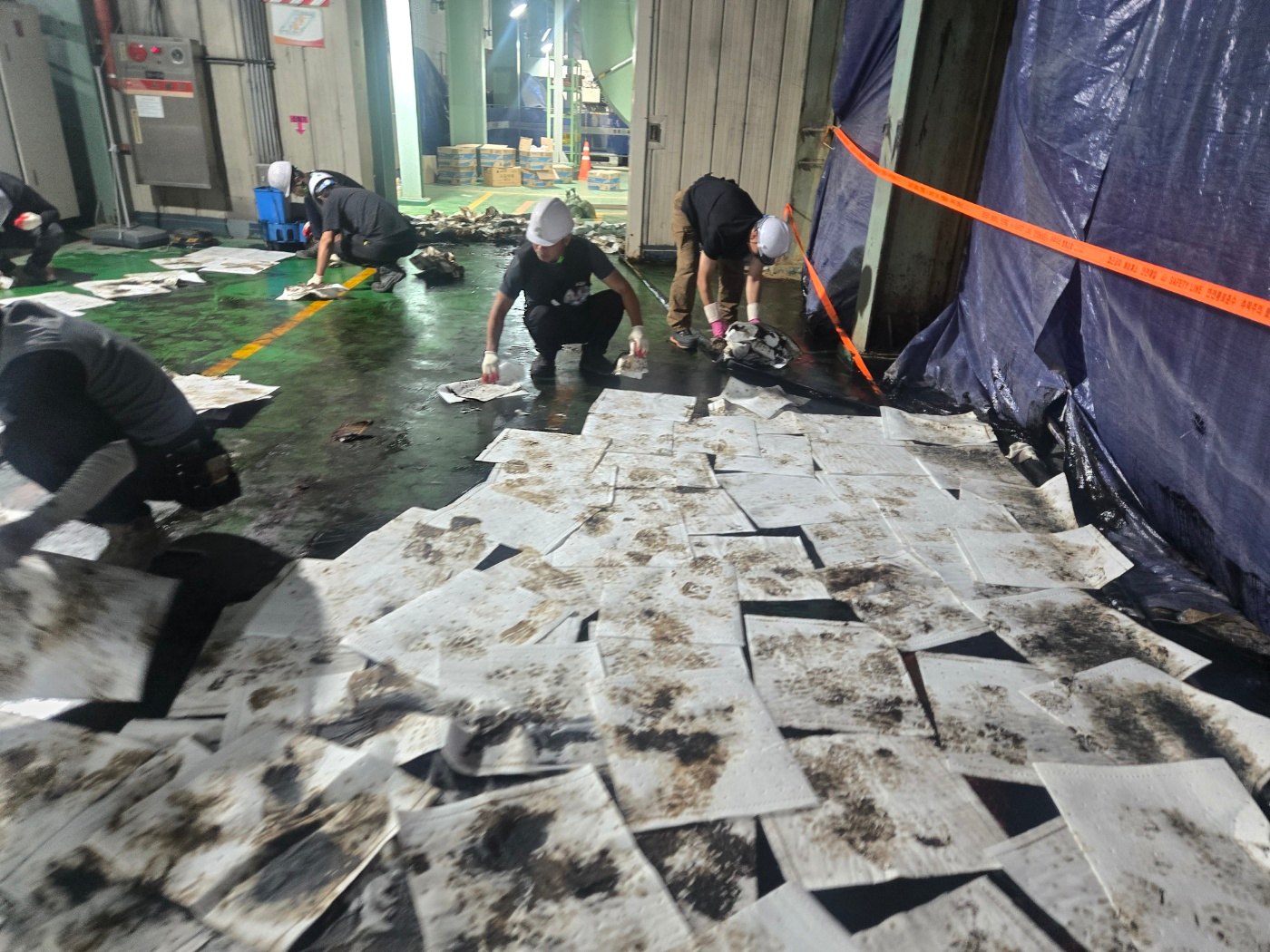 출입구 앞 바닥의 기름때 제거와 흡착포 수거