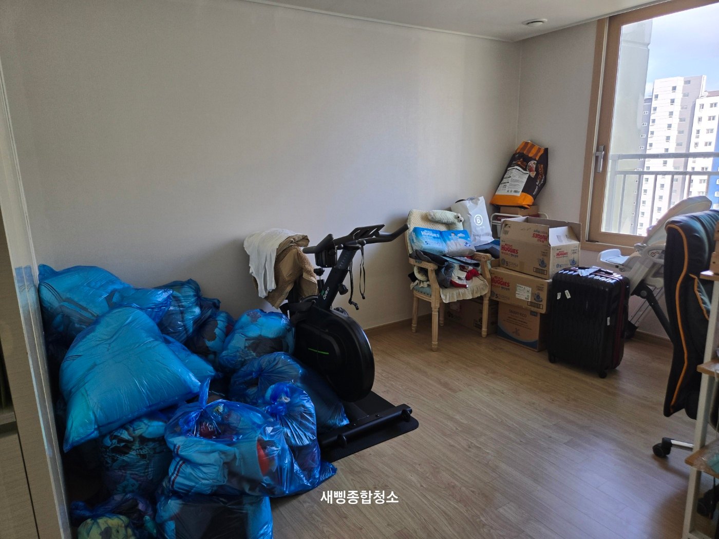 청소 후 생활물품이 보관된 방