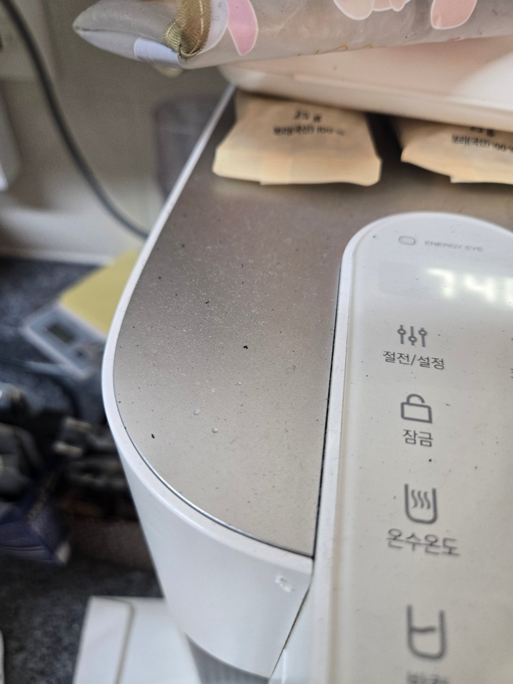 정수기 상부와 조작부 주변의 그을음 오염